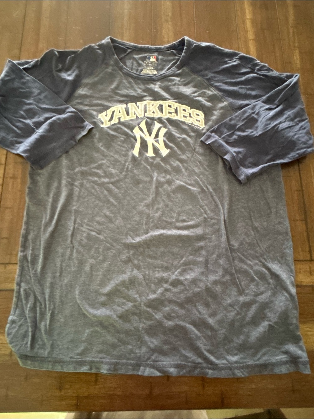 New York Yankees MLB Shirt Men’s Medium Gray Raglan 3/4 Sleeve Graphic Tee